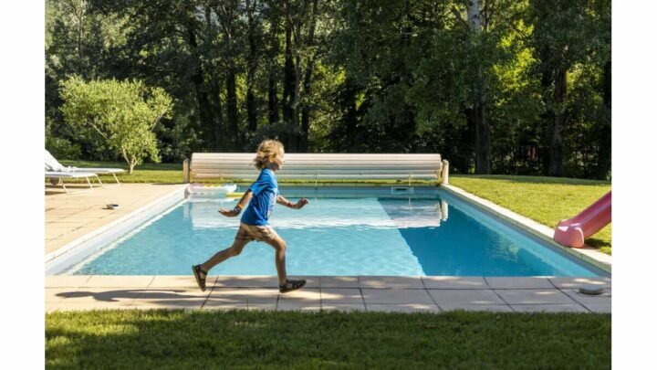 Options pour économiser l’eau dans les piscines privées face à la sécheresse