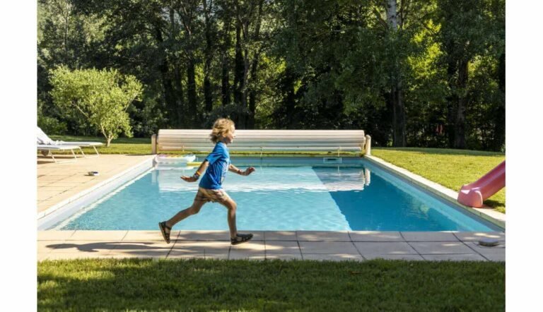 Options pour économiser l&rsquo;eau dans les piscines privées face à la sécheresse