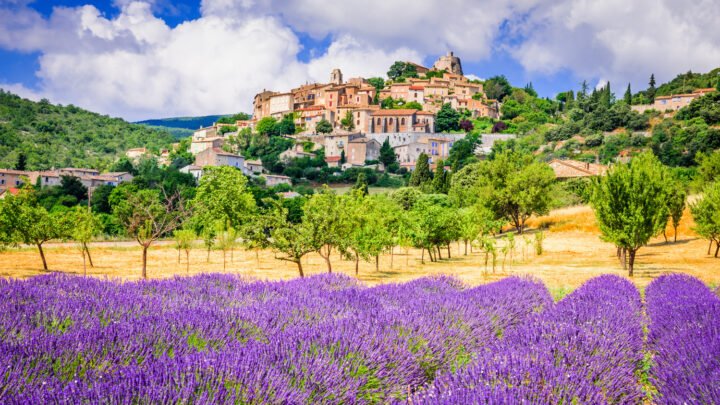 Un petit coin de paradis coloré : ce village perché dans le ciel de Provence