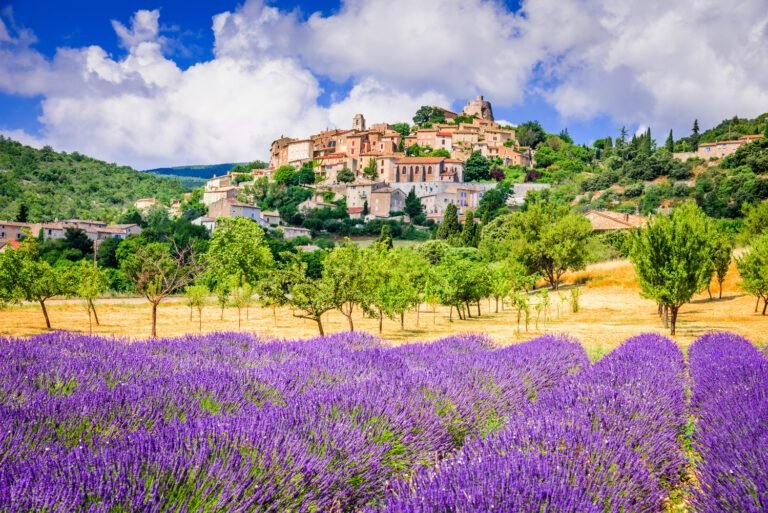 Un petit coin de paradis coloré : ce village perché dans le ciel de Provence