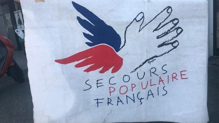 Vole au secours: deux ordinateurs offerts par la municipalité au Secours populaire de Saint-André-de-la-Roche