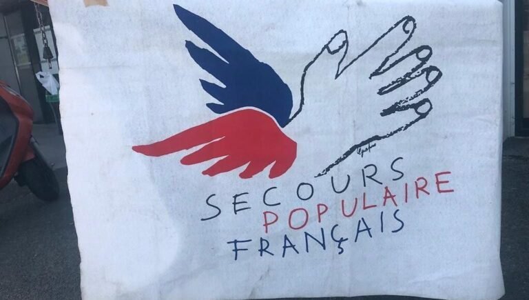 Vole au secours: deux ordinateurs offerts par la municipalité au Secours populaire de Saint-André-de-la-Roche