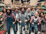 Les agriculteurs en colère mènent une action coup de poing contre les produits étrangers dans un supermarché
