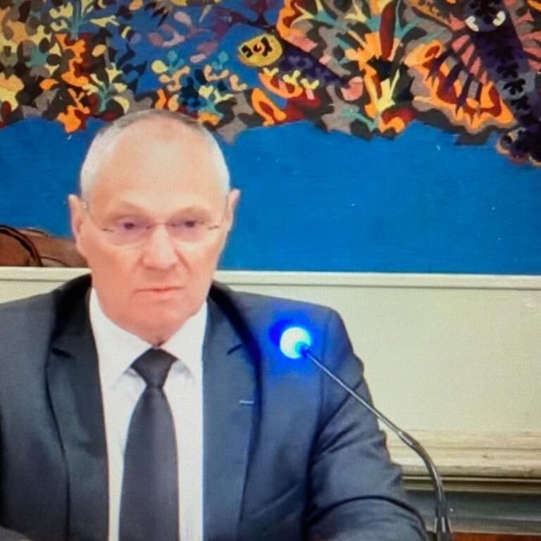 Scandale au sommet de la mairie : Yves Juhel en garde à vue
