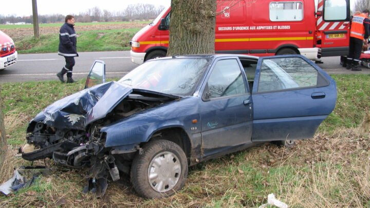 Accident dramatique sur la route de Var: un motard et sa passagère percutés par un véhicule en fuite
