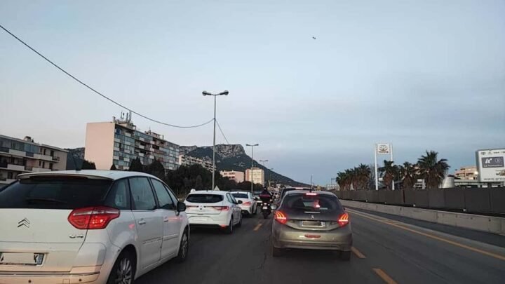 Accident grave impliquant un motard de 25 ans et un bus