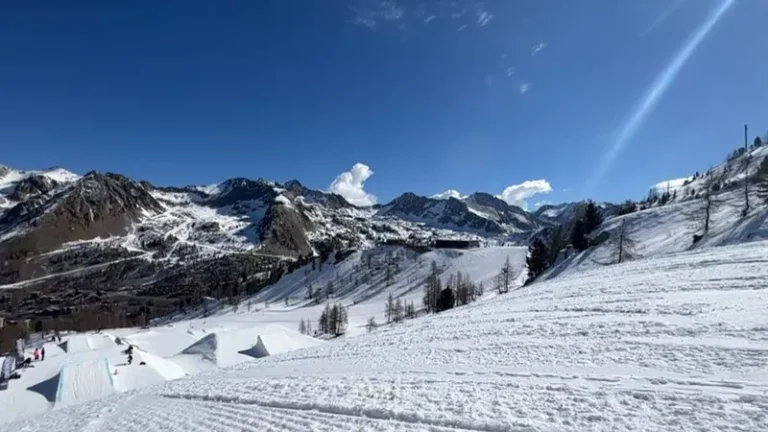 Début de la saison hivernale dans les Alpes-Maritimes: les stations de ski accueillent les premiers skieurs