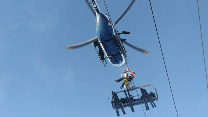 Evacuation aérienne de skieurs bloqués sur un télésiège en panne dans les Hautes-Alpes