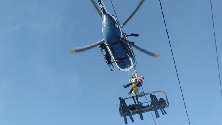 Evacuation aérienne de skieurs bloqués sur un télésiège en panne dans les Hautes-Alpes