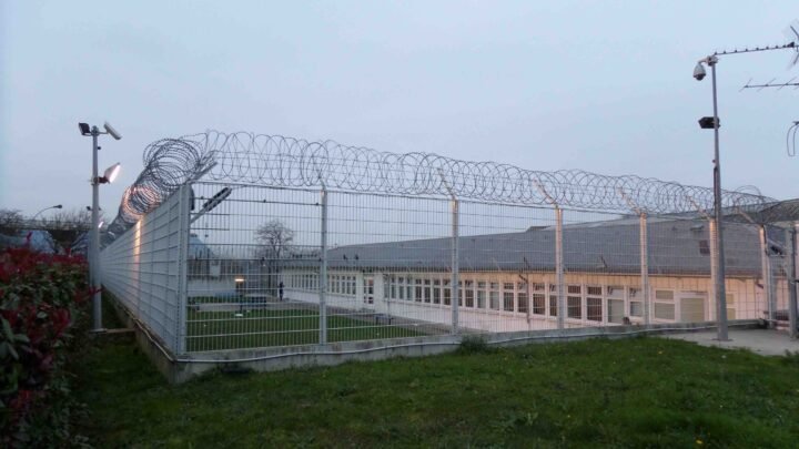 Évasion de neuf détenus du centre de rétention administrative de Nice