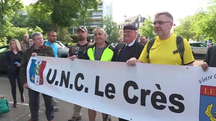Jean-Louis, 69 ans, marche en soutien aux militaires et pompiers blessés pour la cause nationale