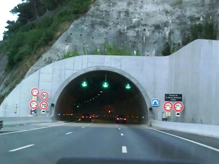 Le tunnel de Las Planas en feu : la circulation bloquée sur l&rsquo;A8 en route vers l&rsquo;Italie
