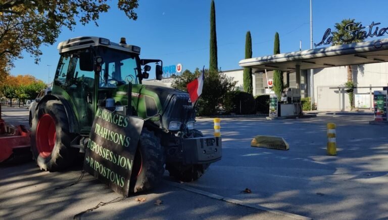 Manifestation agricole : 50 tracteurs bloquent l&rsquo;accès à cinq supermarchés en Vaucluse