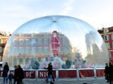 Préparatifs festifs à Antibes: le marché de Noël attire les foules