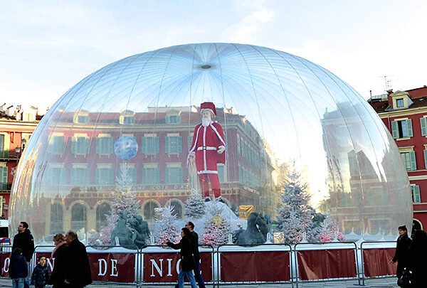 Préparatifs festifs à Antibes: le marché de Noël attire les foules