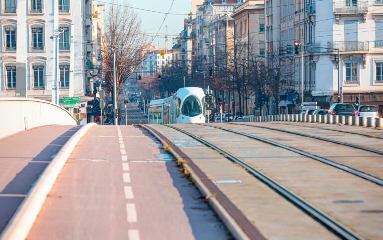 Drame à Marseille : Un homme grièvement blessé après avoir été percuté par un tramway