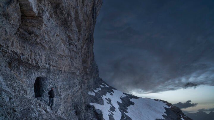 « Frappes à la porte des cieux : Une nuit d’hiver dans une cabane perchée à 2 000 mètres »