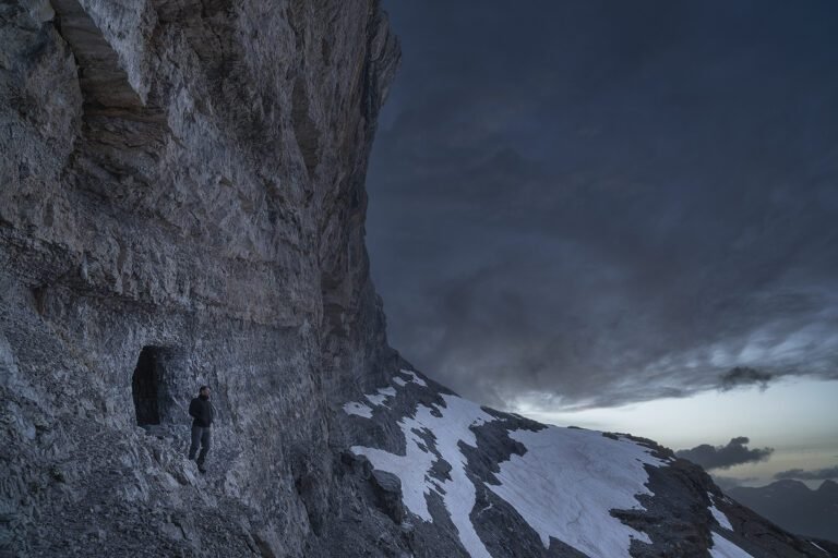 « Frappes à la porte des cieux : Une nuit d&rsquo;hiver dans une cabane perchée à 2 000 mètres »