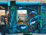 L'art envahit les rues : des tableaux de grands artistes prennent la place des panneaux publicitaires en ville