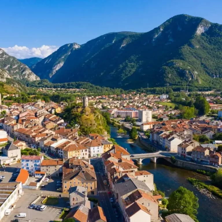 Le village le plus accueillant de France : une destination incontournable selon Booking