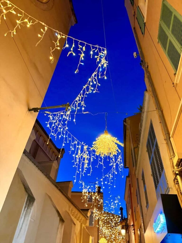 : Découvrez la féérie des illuminations de Noël 2024 à Sanary-sur-Mer, dans le Var