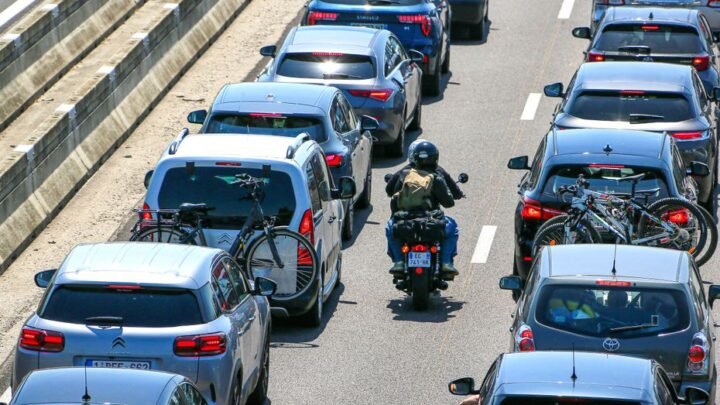 La nouvelle mesure autorise la circulation inter-files pour doubler avec une moto ou un scooter