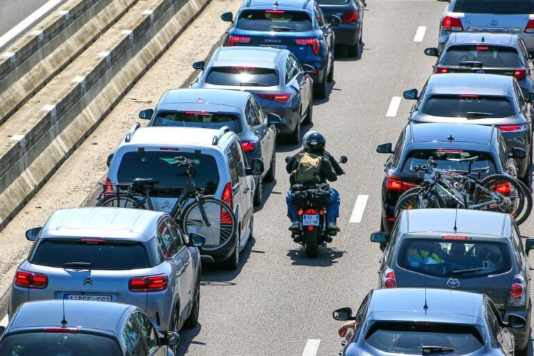 La nouvelle mesure autorise la circulation inter-files pour doubler avec une moto ou un scooter