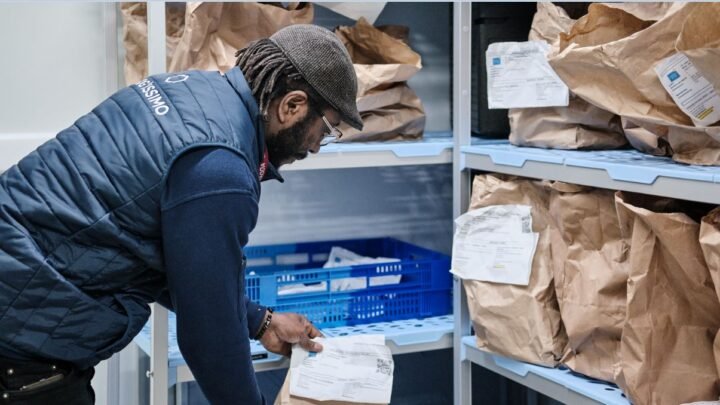 Nouveau service de livraison de repas pour les seniors par La Poste dans les Hautes-Alpes