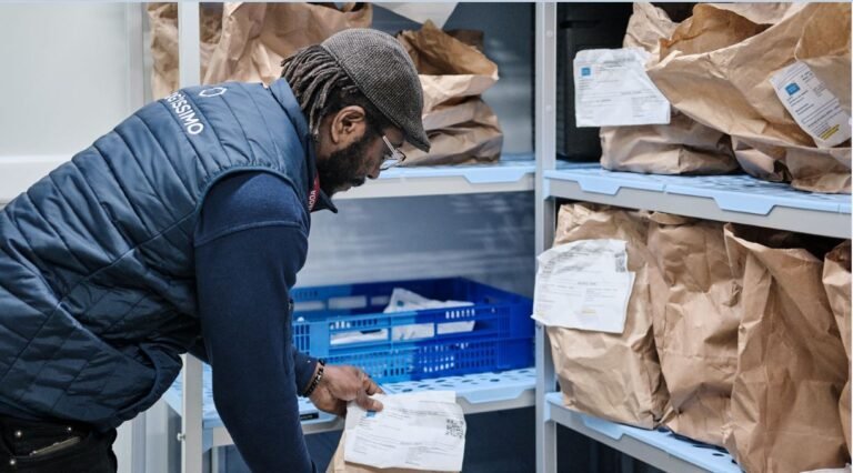 Nouveau service de livraison de repas pour les seniors par La Poste dans les Hautes-Alpes