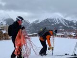 Le travail quotidien des pisteurs pour assurer la sécurité des pistes de ski pendant l'hiver