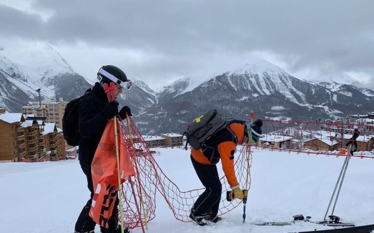 Le travail quotidien des pisteurs pour assurer la sécurité des pistes de ski pendant l&rsquo;hiver