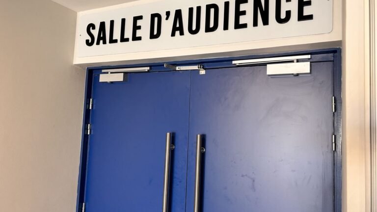 Procès de huit individus pour actes de vandalisme et incendie criminel
