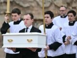 Cérémonie émouvante pour les funérailles du petit Émile dans le Var