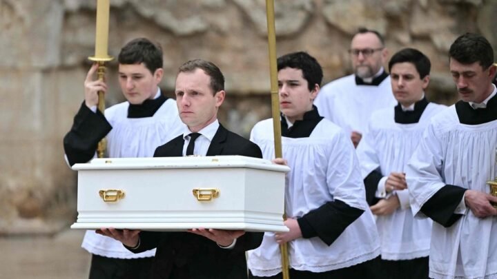 Cérémonie émouvante pour les funérailles du petit Émile dans le Var