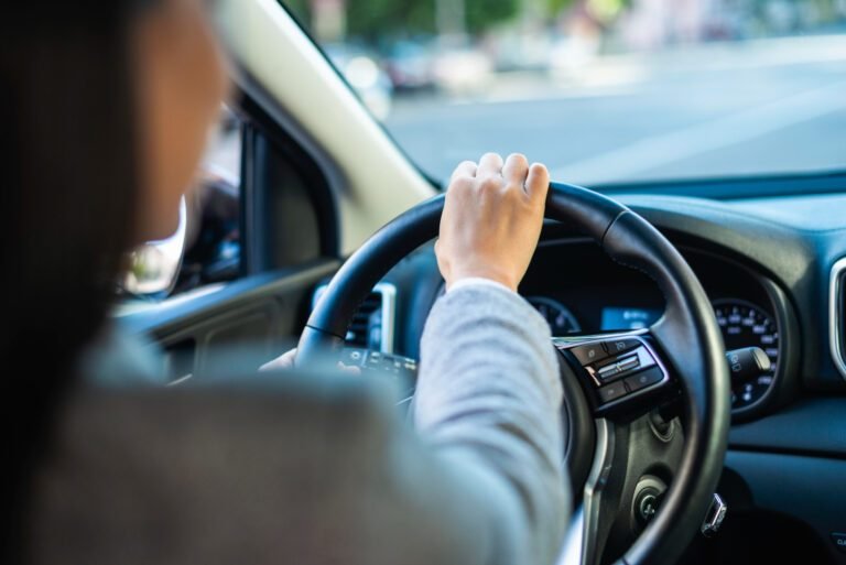 La mairie de Cannes soutient les jeunes cannois dans l’obtention de leur permis de conduire