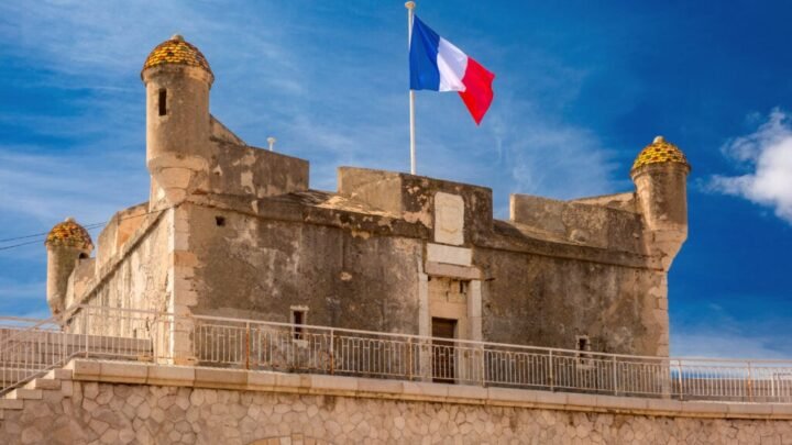 Les chars et structures prêts à être transformés pour la fête du citron de Menton