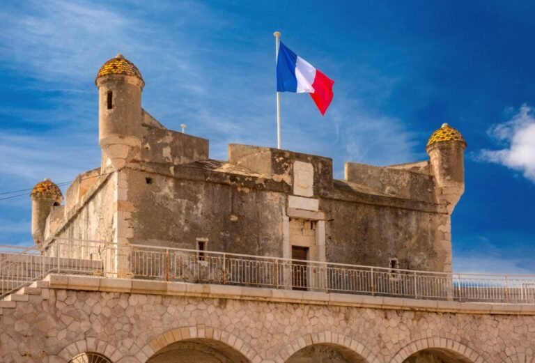 Les chars et structures prêts à être transformés pour la fête du citron de Menton