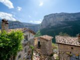 Les habitants de ce village entièrement piéton accroché à flanc de falaise s'interrogent : sera-t-il bientôt le préféré des touristes ?