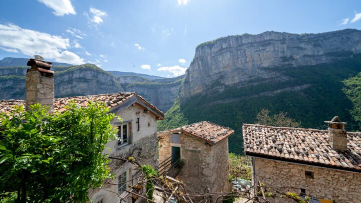 Les habitants de ce village entièrement piéton accroché à flanc de falaise s’interrogent : sera-t-il bientôt le préféré des touristes ?
