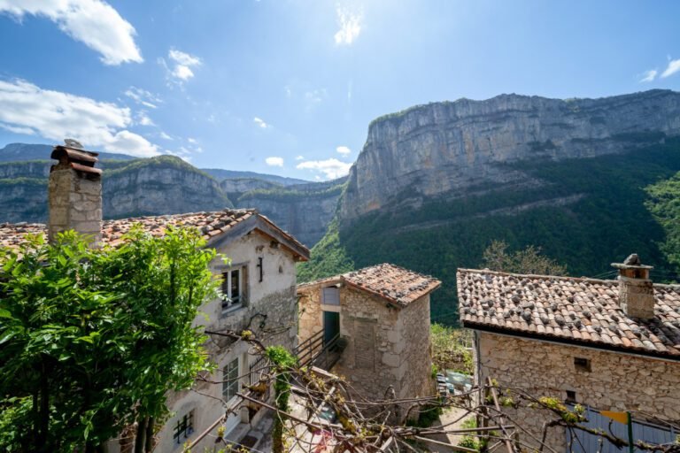Les habitants de ce village entièrement piéton accroché à flanc de falaise s’interrogent : sera-t-il bientôt le préféré des touristes ?