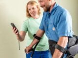 Retrouver la marche grâce à un exosquelette après une paralysie du bas du corps