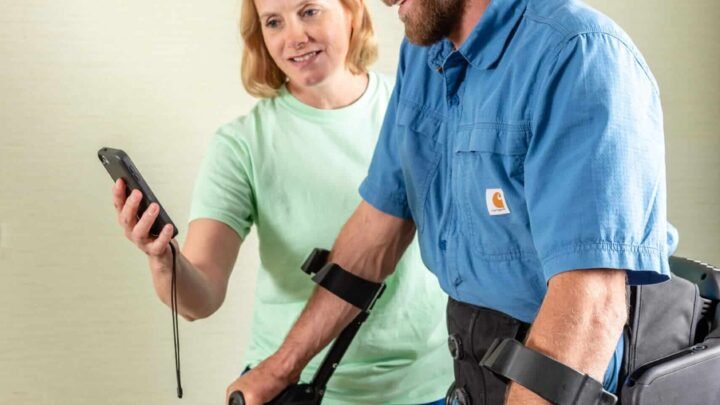 Retrouver la marche grâce à un exosquelette après une paralysie du bas du corps