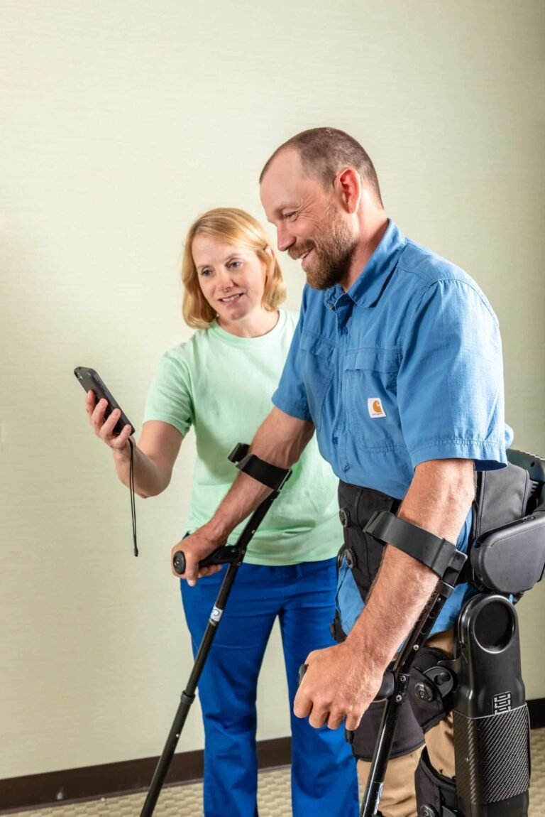 Retrouver la marche grâce à un exosquelette après une paralysie du bas du corps