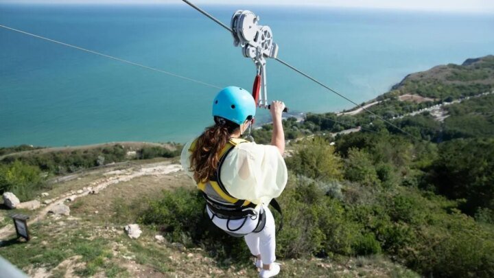 Alpes-Maritimes. Elle percute un arbre à la fin d’un parcours de tyrolienne, une femme hospitalisée  (Ouest-France)