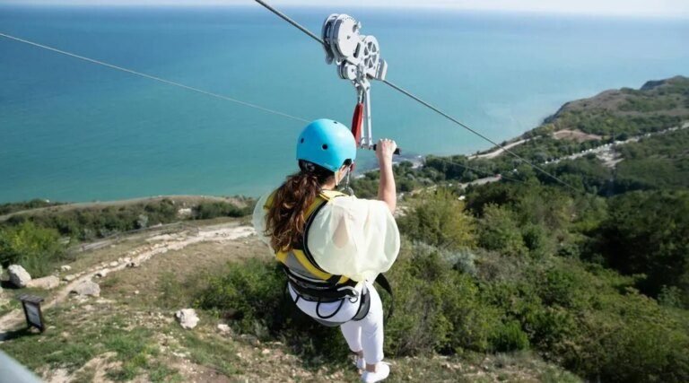 Alpes-Maritimes. Elle percute un arbre à la fin d’un parcours de tyrolienne, une femme hospitalisée  (Ouest-France)