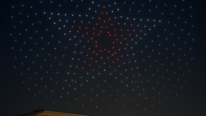 🚀 DroneArt Show 2025 : quand Vivaldi rencontre 500 drones dans le ciel azuréen ! 🎻✨