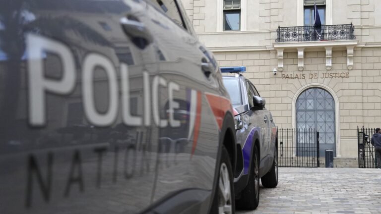 l&rsquo;homme placé en détention provisoire, son procès renvoyé en janvier 2026