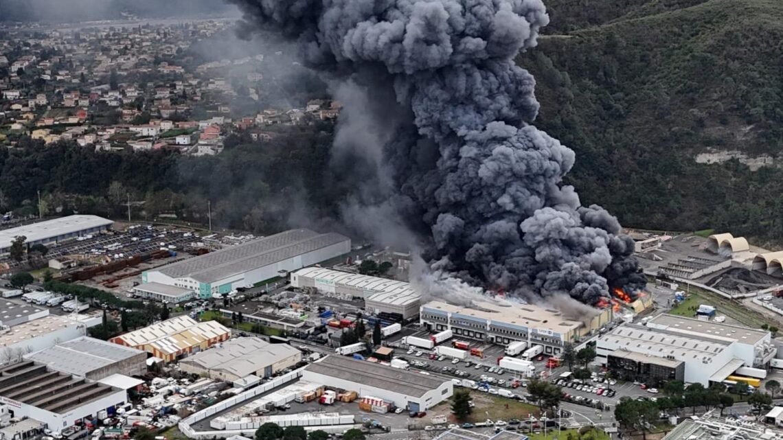 Un entrepôt s’embrase à Carros, une épaisse fumée noire se dégage de l’incendie