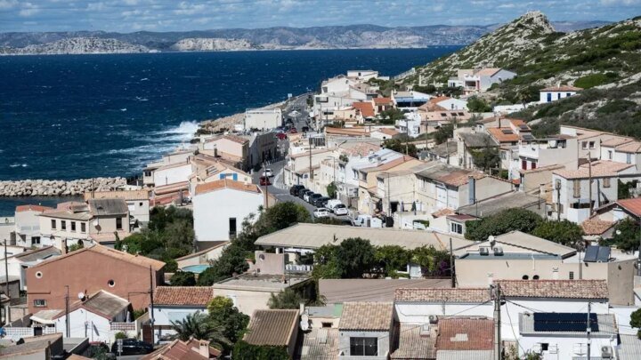 Une voiture chute d’une dizaine de mètres et tombe dans la mer à Marseille, ses quatre occupants
