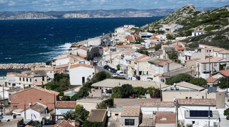 Une voiture chute d’une dizaine de mètres et tombe dans la mer à Marseille, ses quatre occupants